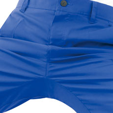 しゃがんでの作業も突っ張りにくい股割り仕様