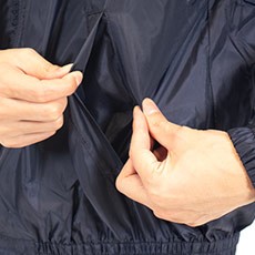 小物の収納に便利な両脇ポケット付き