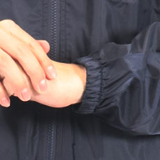 袖口はゴム入りで、腕まくりもしやすく冷気の侵入を防ぎます