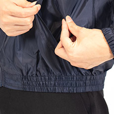 裾も総ゴム仕様で、防風性とフィット性があります