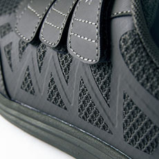 アイトス 安全靴 メッシュ素材で通気性を確保し、快適なフィット感のあるアッパー部分