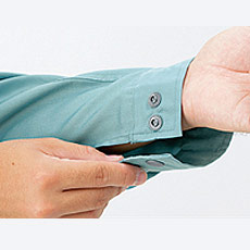 袖口はドットボタン