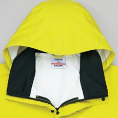 襟に収まるフードイン仕様