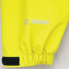 反射材ロゴとゴムで水が入りにくい袖口