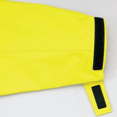 マジックテープで袖口の調整が可能