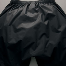 お尻まわりの縫い目をなくすことで、お尻部分の防水性を高めます