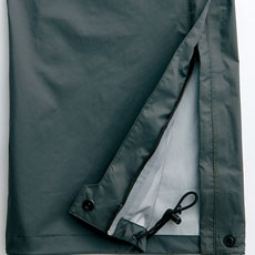 裾はゴムのアジャストにより絞ることでバタつきを軽減。また靴を履いたままでもジッパーで着脱がしやすい