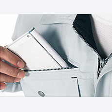 ファスナー付き胸ポケット