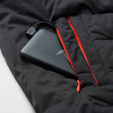 内脇にバッテリーポケット、両脇ファスナーポケット