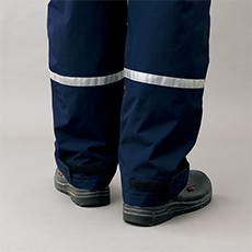 フルハーネス使用時に影響がない裾上部に反射テープ