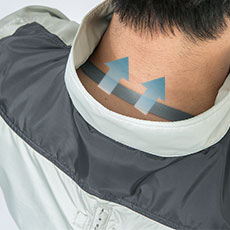 首元の調節ヒモで空気の抜けを調節