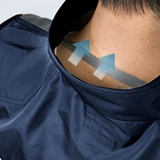 首元の調節ヒモで空気の抜けを調節