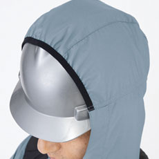 ヘルメット対応の大型フード