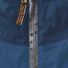 フロントは止水ファスナー