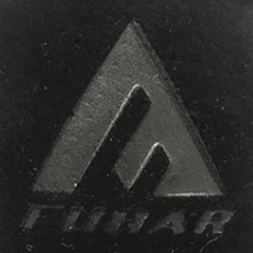 シュータンにあしらわれたブランドマークがいいアクセントに。