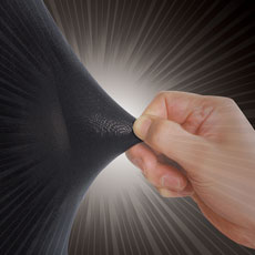 脇部分の縫製を無くすことで、腕を上げたときのつっぱり感を軽減しました。