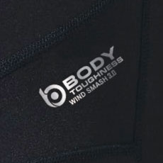 ロゴプリントのアクセント