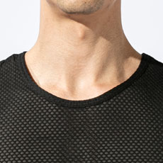 使いやすいラウンド型クルーネック