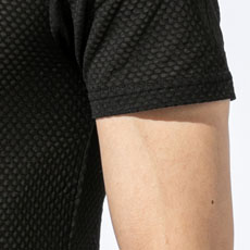 ニオイの気になる首まわりと脇部分に、消臭コアーミシン糸スイトールC®を使用