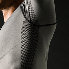 胸と背中の一部と脇部分は通気性のいいメッシュ編み