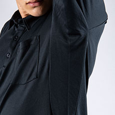 トリカット縫製で脇部分の縫製をなくし、腕を上げたときのつっぱり感を軽減。