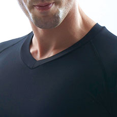 スタイリッシュで通気性の良いVネック。