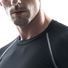 すっきりと動きやすいクルーネック。