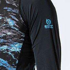 左腕にロゴプリントのアクセント