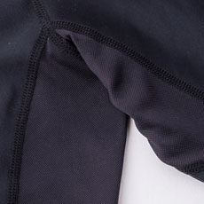 両脇は、遮熱メッシュでムレを防止し消臭テープ付きで汗匂わない