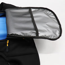 内側に保冷効果の高い特殊素材を採用し長時間冷たさをキープ