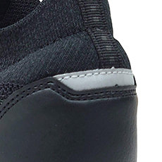 アシックス安全シューズ cp213 暗い場所でも光を反射する再帰反射材を採用