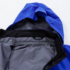 ボタンで着脱できるレギュラーフードと備え付けのメットインフード付き