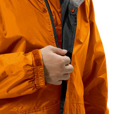 フロントファスナーの内側と外側に設けたフラップにより、水滴の侵入を徹底的にガード