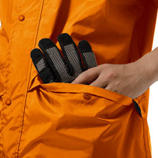 両サイドには防水性に優れ、収納力も高い大型ポケットを装備。