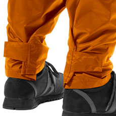 裾部分はマジックテープで自在に調整が出来ます。