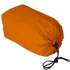 レインスーツ上下とフードをコンパクトに収められて、移動にも便利な収納袋