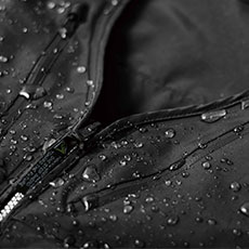 急な雨でも安心の両胸・防滴ポケット