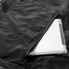 A4サイズもすっぽり入る、バックポケット