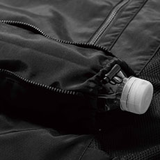 ペットボトルなども収納可能なパッド入り腰ポケット