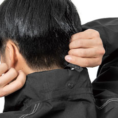 フード未使用時は、丸めてコードで固定することでスタンドカラーにできます