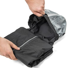 【フード収納①】ジャケットをたたみ、裏返したフードに入れます