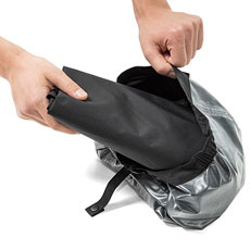 【フード収納②】パンツも同じようにフード内に入れます