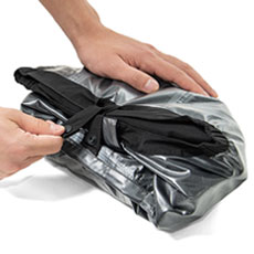 【フード収納③】フード固定用ループを首元のループに通し、ボタンで止めて完了