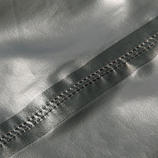 縫製部分の裏側は、水の侵入を防ぐ防水テープ仕様