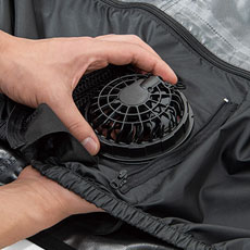 お持ちのバッテリー対応のケーブル付きファンも、リングに挟んで利用可能