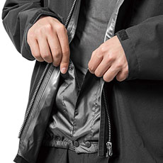 風が漏れないように、ファン仕様時はユニットのボタンを留めて着用してください