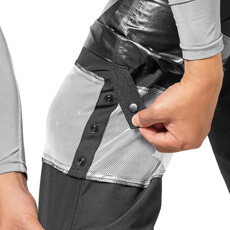 ニーアジャスター